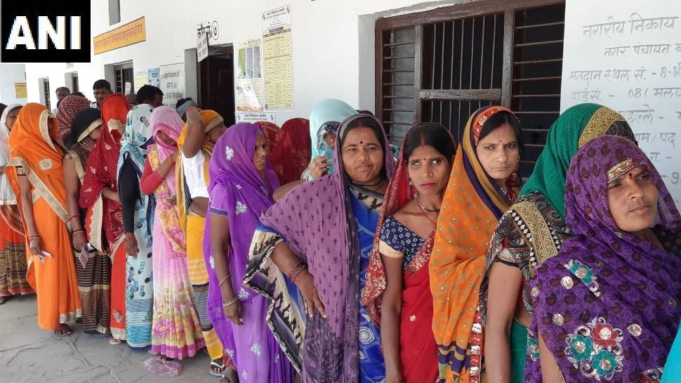 UP LIVE: दोपहर 3 बजे तक 43.93% हुआ मतदान, झांसी में सबसे ज्यादा और शाहजहांपुर में सबसे कम हुई वोटिंग