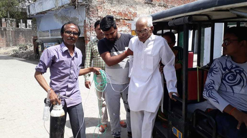 87 साल के बुजुर्ग ने निभाया अपना फर्ज, ऑक्सीजन सिलेंडर के सहारे पहुंचे पोलिंग बूथ और किया मतदान 87 साल के बुजुर्ग ने निभाया अपना फर्ज, ऑक्सीजन सिलेंडर के सहारे पहुंचे पोलिंग बूथ और किया मतदान