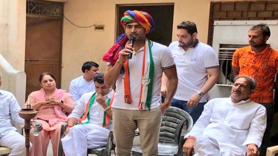 दिल्ली में कांग्रेस प्रत्याशी विजेंदर सिंह बोले, 'प्रियंका गांधी की सादगी से प्रभावित हूं'
