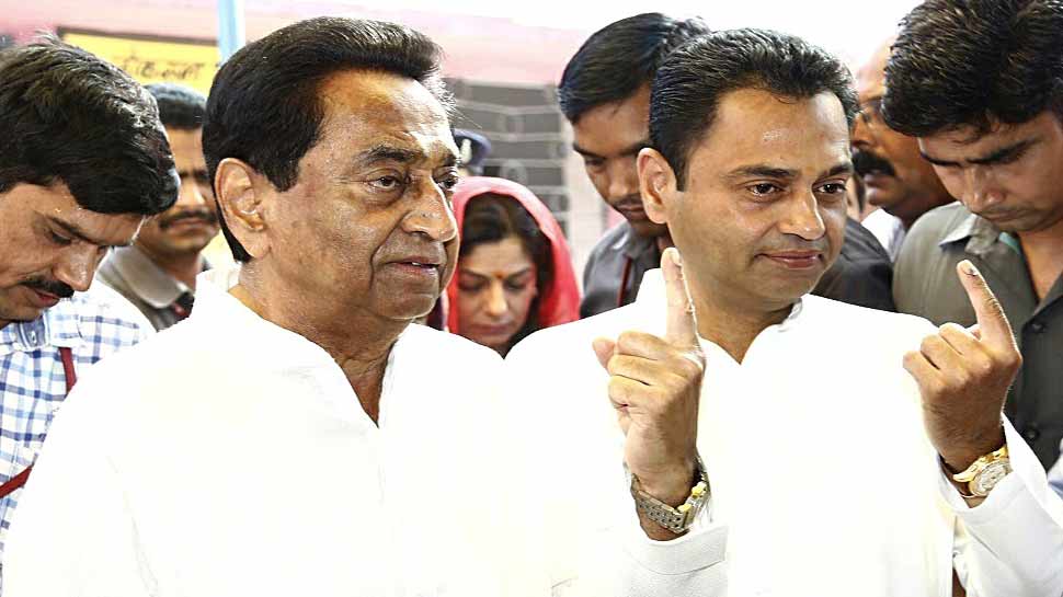 वोट डालने पहुंचे मध्य प्रदेश के सीएम कमलनाथ, कट गई बिजली, बोले- यह बीजेपी का काम