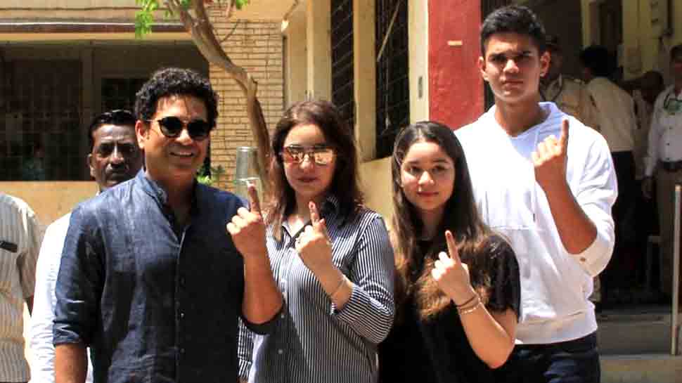 अर्जुन और सारा तेंदुलकर ने किया मतदान डेब्यू, सचिन भी पत्नी अंजलि संग पहुंचे