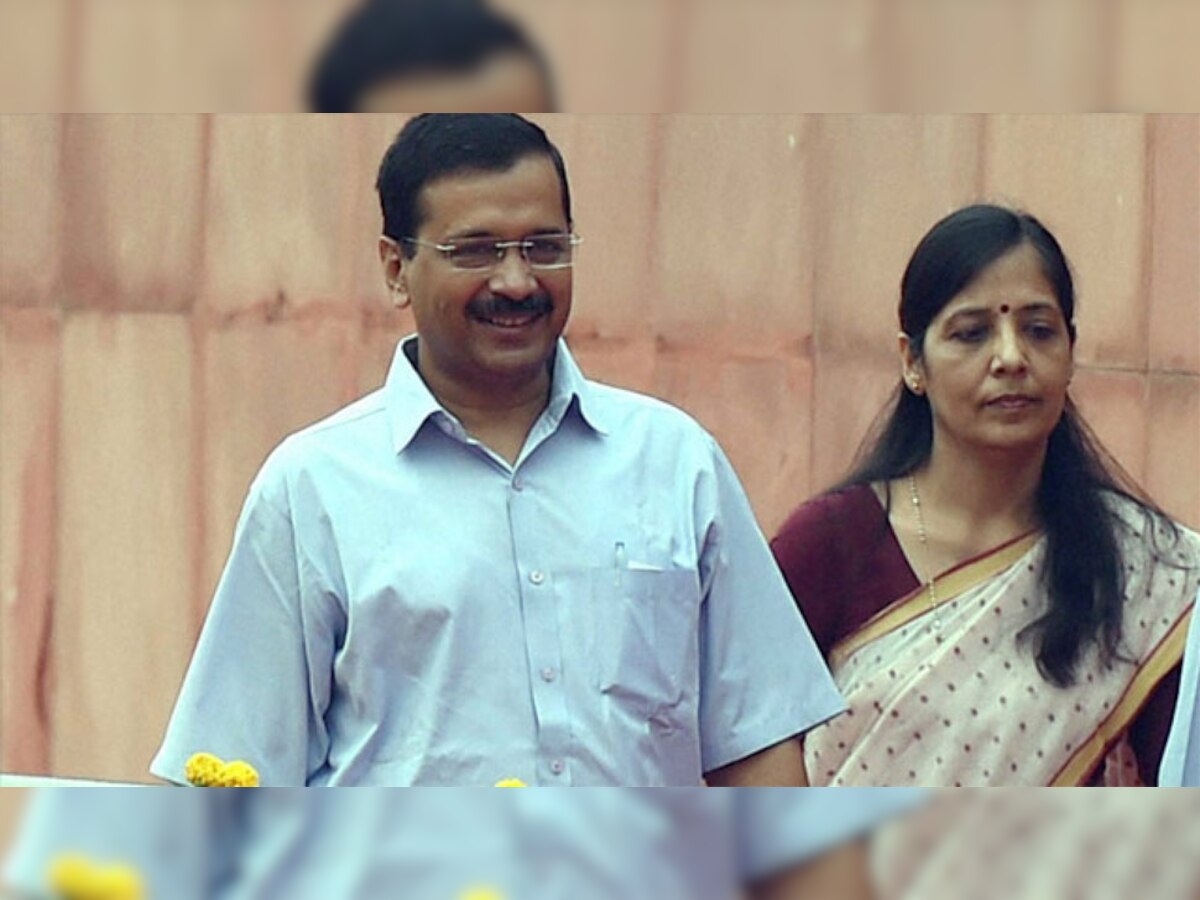 दिल्ली के मुख्यमंत्री अरविंद केजरीवाल और उनकी पत्नी सुनीता केजरीवाल (फाइल फोटो)