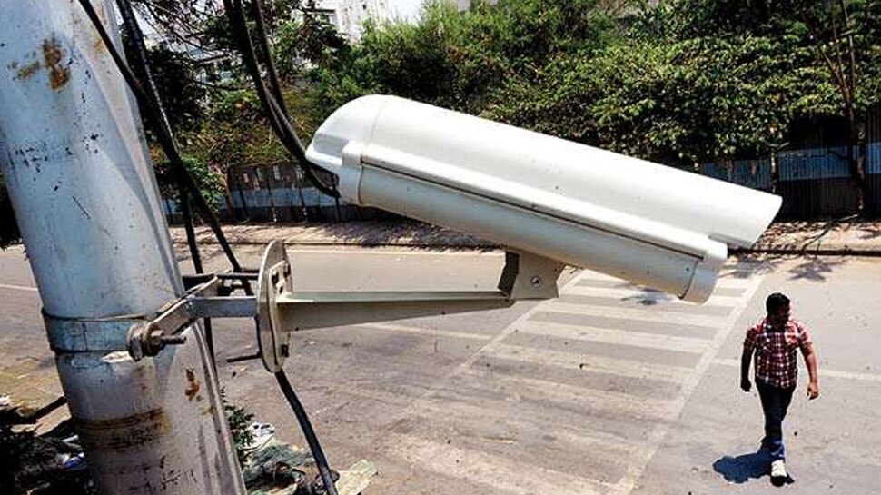 अहमदाबाद में सड़कों पर थूंकने पर कटेगा ई-चालान, 4000 CCTV कैमरे से रखी जा रही नजर