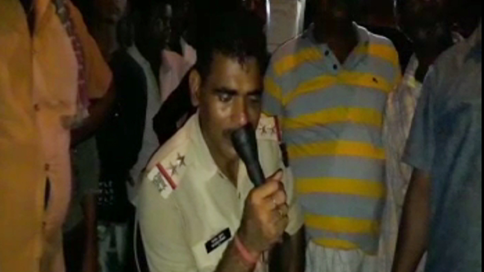 बिहार : गुप्त सूचना के आधार पर छापेमारी करने पहुंची पुलिस टीम को ग्रामीणों ने बनाया बंधक बिहार : गुप्त सूचना के आधार पर छापेमारी करने पहुंची पुलिस टीम को ग्रामीणों ने बनाया बंधक