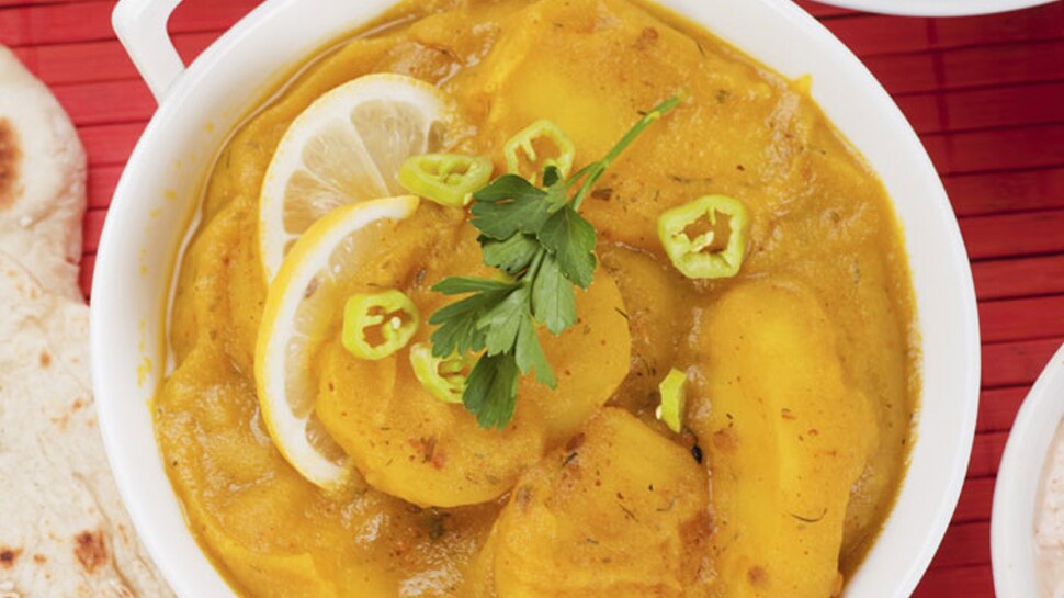 Recipe: बोरिंग सब्जी में दें स्वाद का तड़का, घर पर ऐसे बनाएं आलू कोरमा