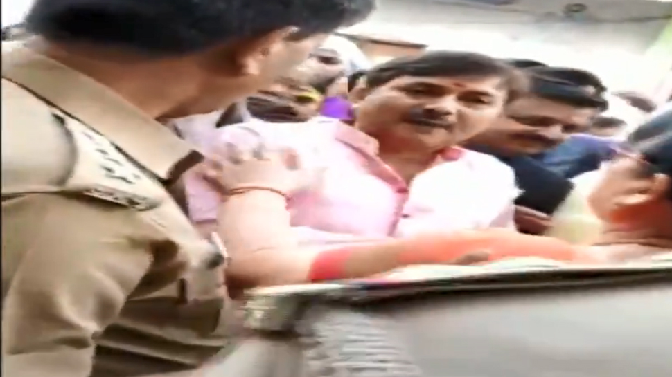 Video: मतदान के दौरान पुलिस अधिकारी को BJP नेता ने दी धमकी, बोले- तू मेरी हिट लिस्ट में है Video: मतदान के दौरान पुलिस अधिकारी को BJP नेता ने दी धमकी, बोले- तू मेरी हिट लिस्ट में है