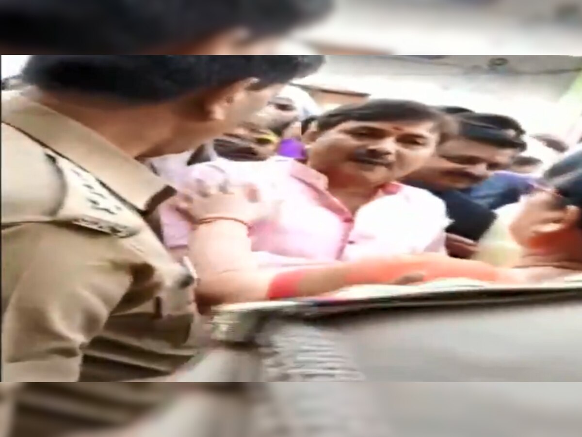 Video: मतदान के दौरान पुलिस अधिकारी को BJP नेता ने दी धमकी, बोले- तू मेरी   हिट लिस्ट में है