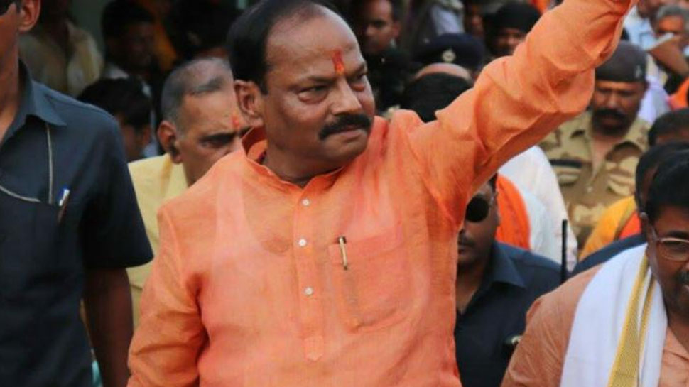 रांची: रघुवर दास ने साधा पर विपक्ष निशाना, कहा- 'खजाने पर हाथ का पंजा नहीं पहुंच रहा है. रांची: रघुवर दास ने साधा पर विपक्ष निशाना, कहा- 'खजाने पर हाथ का पंजा नहीं पहुंच रहा है.