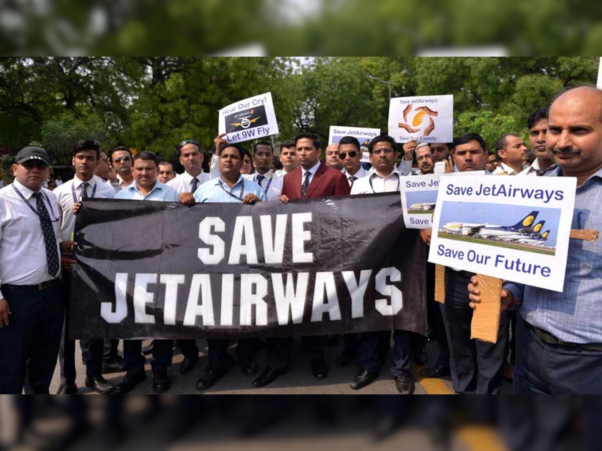 Jet के कर्मचारियों का मुंबई में प्रदर्शन, कहा- रोजमर्रा के खर्चे चलाना भी मुश्किल