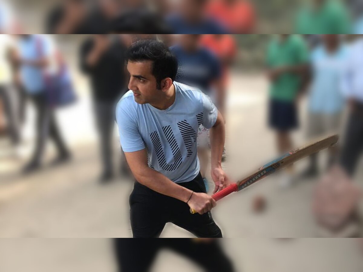 क्रिकेटर से राजनेता बने गौतम गंभीर चुनाव प्रचार के दौरान पूर्वी दिल्ली के यमुना खेल कॉम्प्लेक्स में बल्ले पर हाथ आजमाते हुए. (फोटो साभार: Twitter)