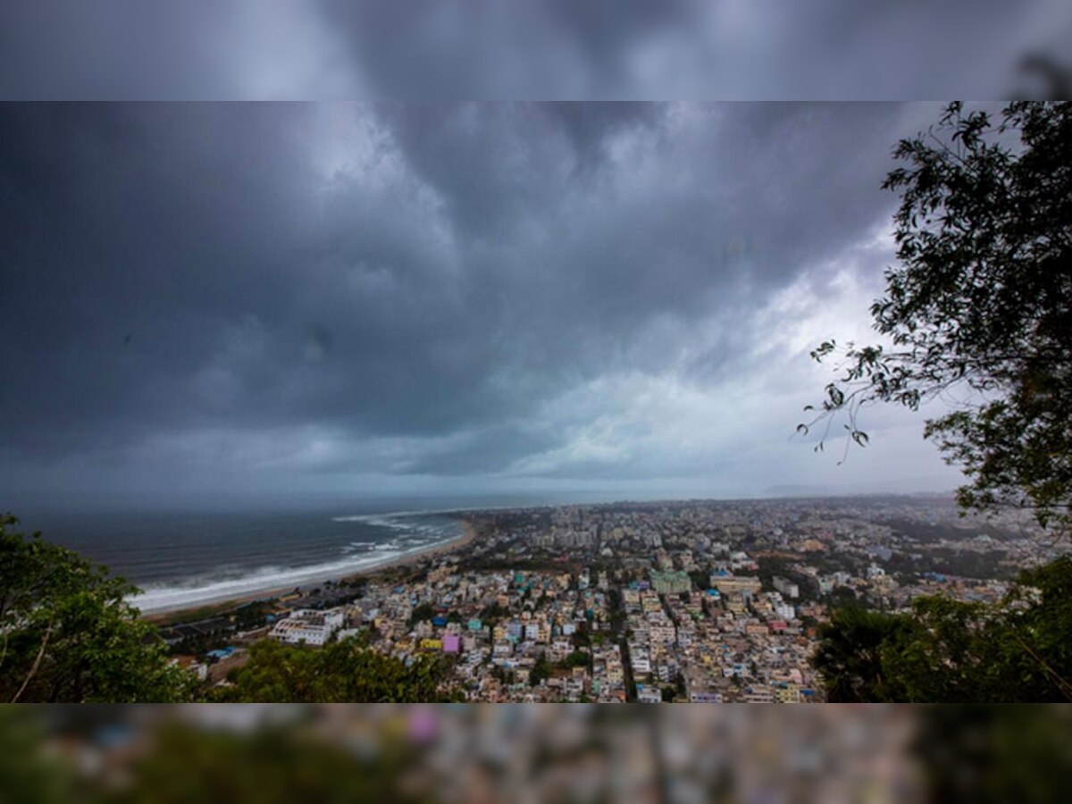 सुबह साढ़े नौ बजे फानी ओड‍िशा के समुद्र तट से टकराएगा. फोटो : रॉयटर्स