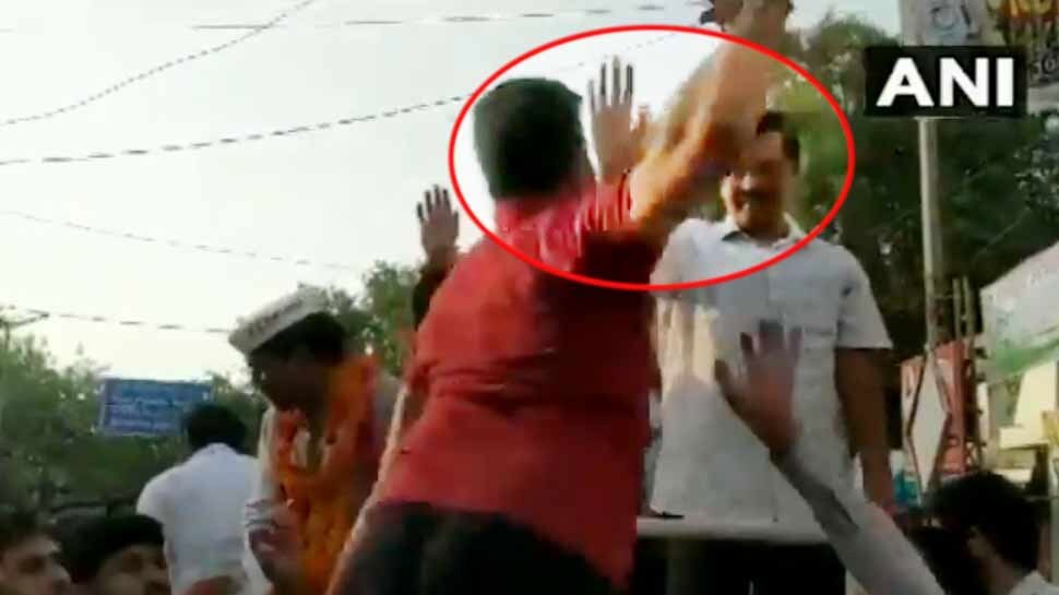 केजरीवाल को एक शख्स ने मारा थप्पड़, सिसोदिया ने लगाया पीएम मोदी पर यह गंभीर आरोप
