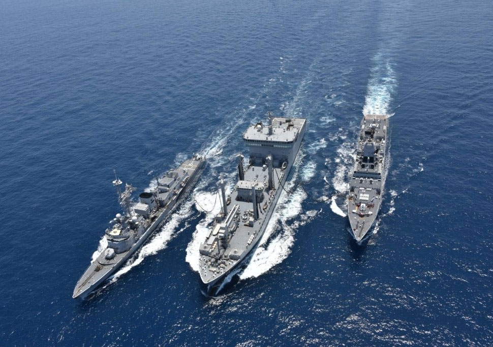 Indo French Navies Begin Sea Phase Varuna 2019 Exercise ग व क सम द र म द ख भ रत क त कत क नम न तस व र द ख छ ट ज ए ग च न प क स त न क पस न Hindi News