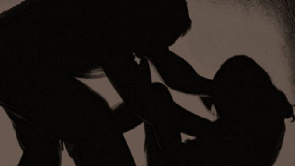 एक युवती अपने दोस्त पर बलात्कार का आरोप लगाया है. (प्रतीकात्मक फोटो) एक युवती अपने दोस्त पर बलात्कार का आरोप लगाया है. (प्रतीकात्मक फोटो)