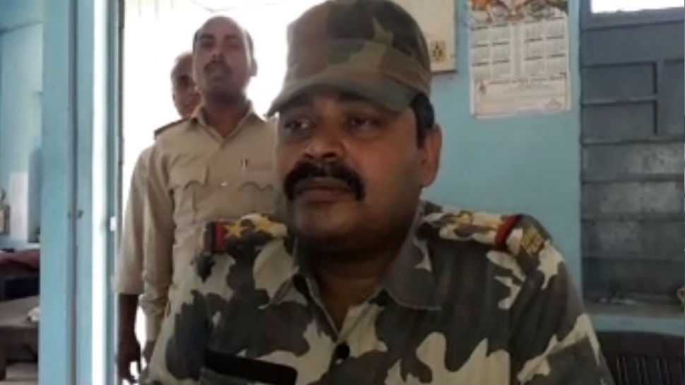 परबता थाना पुलिस ने आरोपी विजय को ग्रामीणों के चंगुल से बचाकर थाने लाई. परबता थाना पुलिस ने आरोपी विजय को ग्रामीणों के चंगुल से बचाकर थाने लाई.