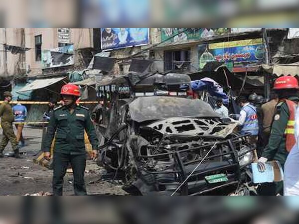 पाकिस्तान के लाहौर में आत्मघाती हमला हुआ है. (फोटो साभारः Twitter)