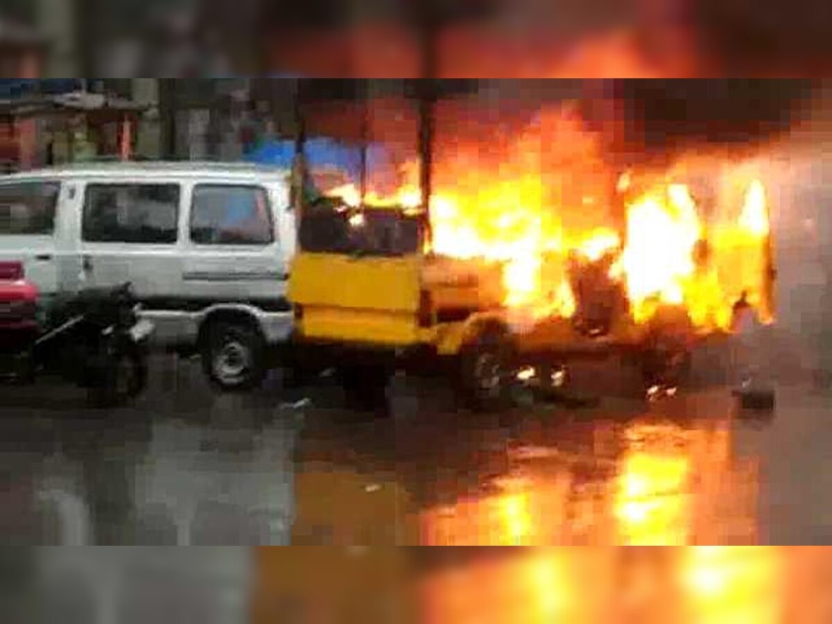 असम: डिब्रूगढ़ में मोबाइल फ़ास्ट फ़ूड वैन में लगी आग से विस्फोट