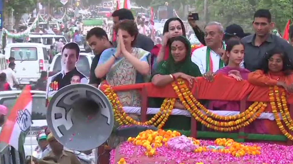 पहली बार प्रियंका गांधी ने मेनका के खिलाफ किया प्रचार, रोड शो के दौरान हुआ आमना सामना पहली बार प्रियंका गांधी ने मेनका के खिलाफ किया प्रचार, रोड शो के दौरान हुआ आमना सामना