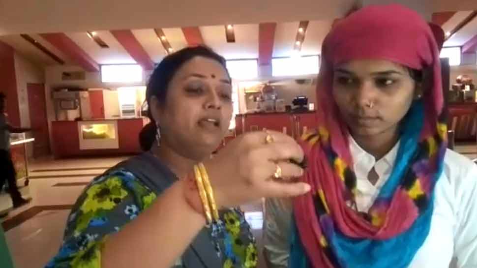 मुंबई: मल्टीप्लेक्स में जब समोसे में आलू की जगह निकला कुछ ऐसा...उड़े होश