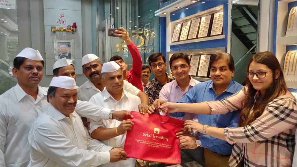 ब्रिटेन के राजघराने में आए नन्हे मेहमान को मुंबई के डब्बेवाले भेजेंगे गिफ्ट ब्रिटेन के राजघराने में आए नन्हे मेहमान को मुंबई के डब्बेवाले भेजेंगे गिफ्ट