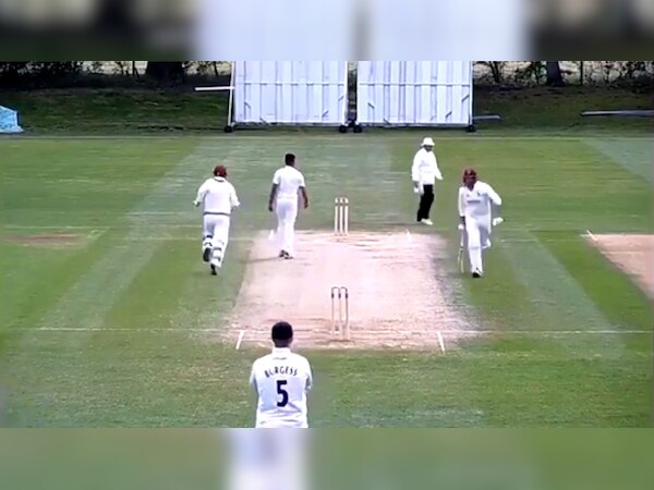 रनिंग बिटवीन द विकेट्स के दौरान की तस्वीर.  (फोटो साभार: Twitter/michaelvaughan)