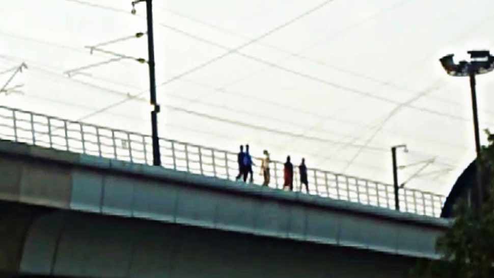 दिल्ली: मेट्रो ट्रैक पर उतर गई महिला, CISF ने की पूछताछ तो बताई हैरान करने वाली वजह