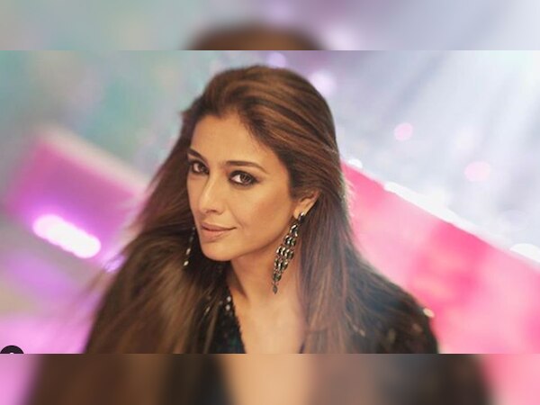 तब्बू इन दिनों कई अलग-अलग तरह की फिल्मों में काम करती नजर आ रही हैं. (फोटो साभार: INSTAGRAM@tabu)