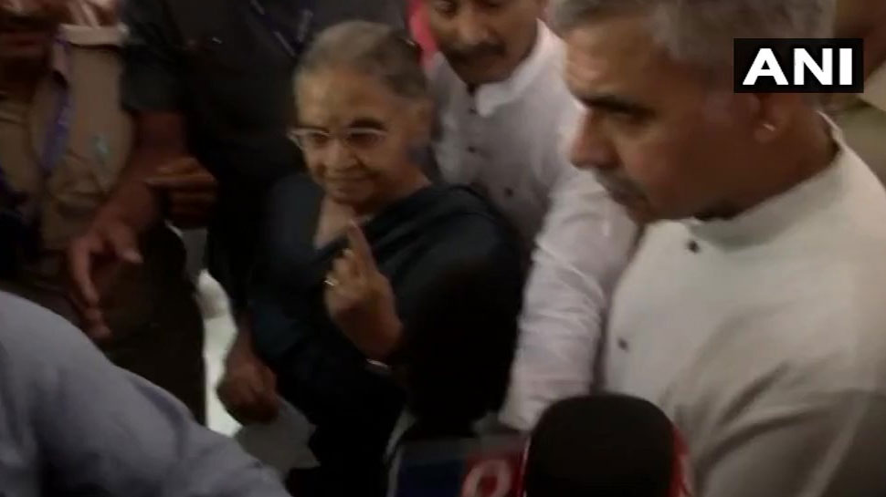 LIVE: दिल्ली की 7 सीटों पर वोटिंग जारी, शीला दीक्षित ने निजामुद्दीन के पोलिंग बूथ पर किया मतदान