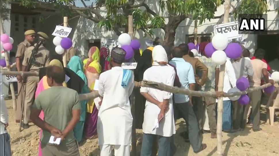 LIVE UP: अम्बेडकरनगर में आधा दर्जन EVM खराब, बिना वोट डाले ही लोग पोलिंग बूथ से लौटे