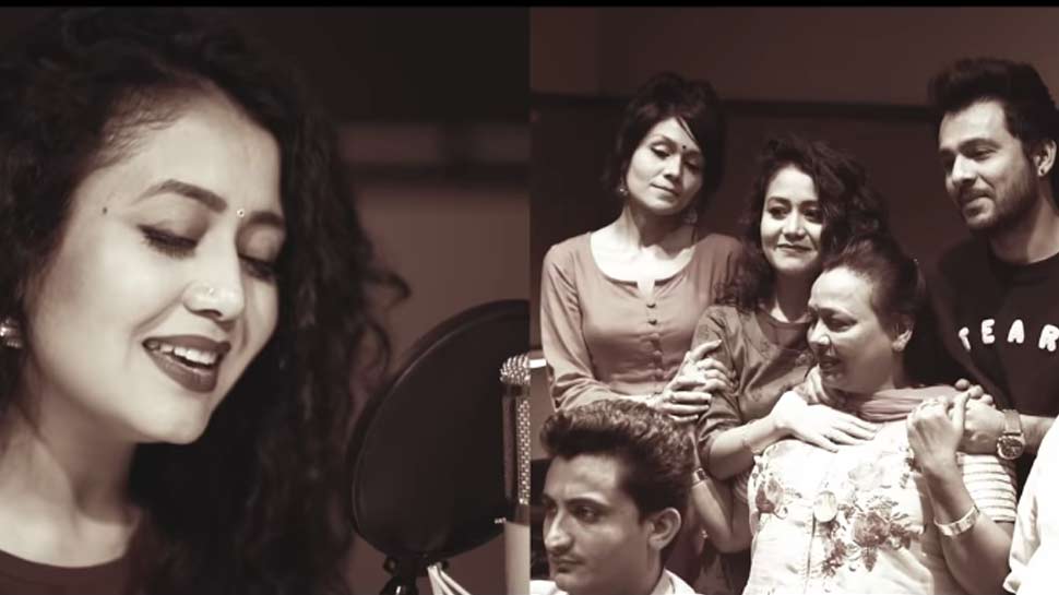 नेहा कक्कड़ अपनी मां और फैमिली के साथ (फोटो साभार: वीडियो ग्रैब) नेहा कक्कड़ अपनी मां और फैमिली के साथ (फोटो साभार: वीडियो ग्रैब)