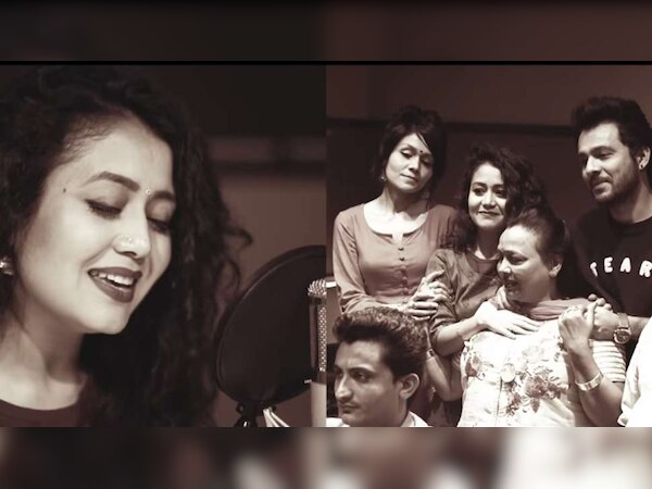 नेहा कक्कड़ अपनी मां और फैमिली के साथ (फोटो साभार: वीडियो ग्रैब)