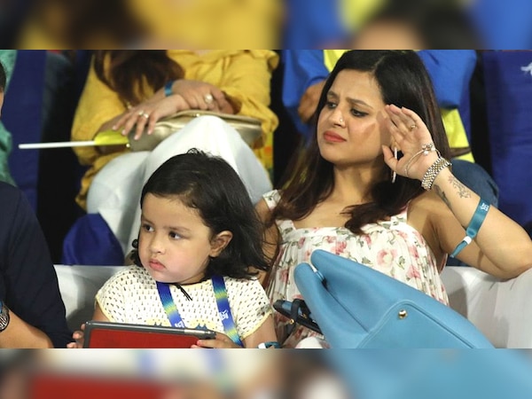 मां साक्षी धोनी के साथ बेटी जीवा. (फोटो साभार: सोशल मीडिया)