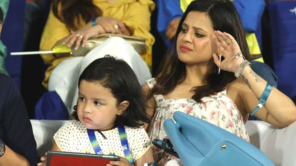 मां साक्षी धोनी के साथ बेटी जीवा. (फोटो साभार: सोशल मीडिया) मां साक्षी धोनी के साथ बेटी जीवा. (फोटो साभार: सोशल मीडिया)
