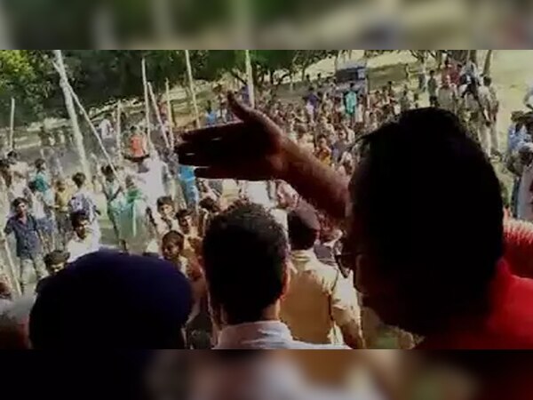 प. चंपारण में बीजेपी प्रत्याशी संजय जयसवाल को लोगों ने घेरा.