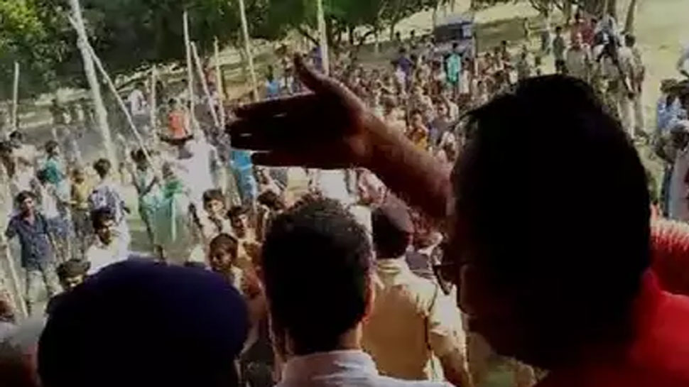 प. चंपारण में बीजेपी प्रत्याशी संजय जयसवाल को लोगों ने घेरा. प. चंपारण में बीजेपी प्रत्याशी संजय जयसवाल को लोगों ने घेरा.