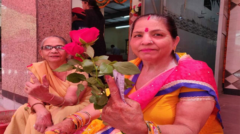 पोलिंग बूथ पर कूलर और एसी लगे हुए थे. Lok Sabha elections 2019
