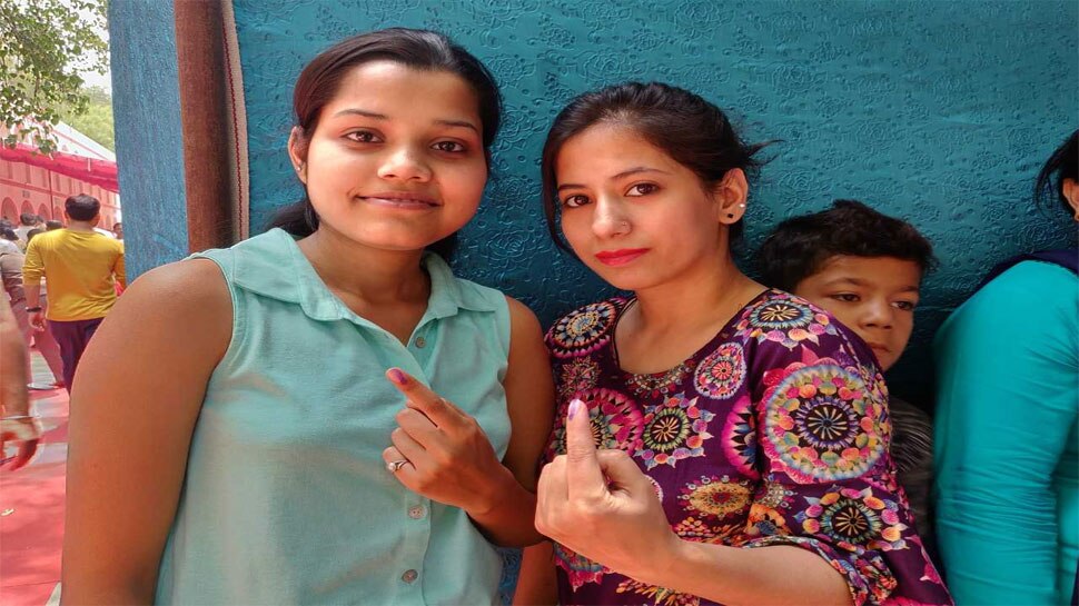 बूथ पर बच्चों के लिए क्रेच का इंतजाम. delhi