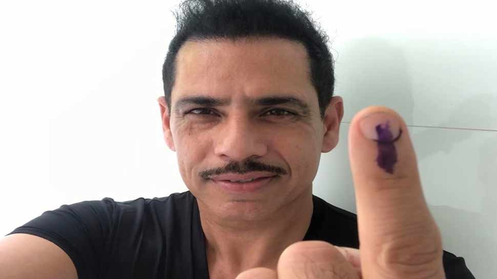 रॉबर्ट वाड्रा ने तिरंगे की जगह लगाया दूसरे देश का झंडा, फजीहत के बाद दी सफाई रॉबर्ट वाड्रा ने तिरंगे की जगह लगाया दूसरे देश का झंडा, फजीहत के बाद दी सफाई