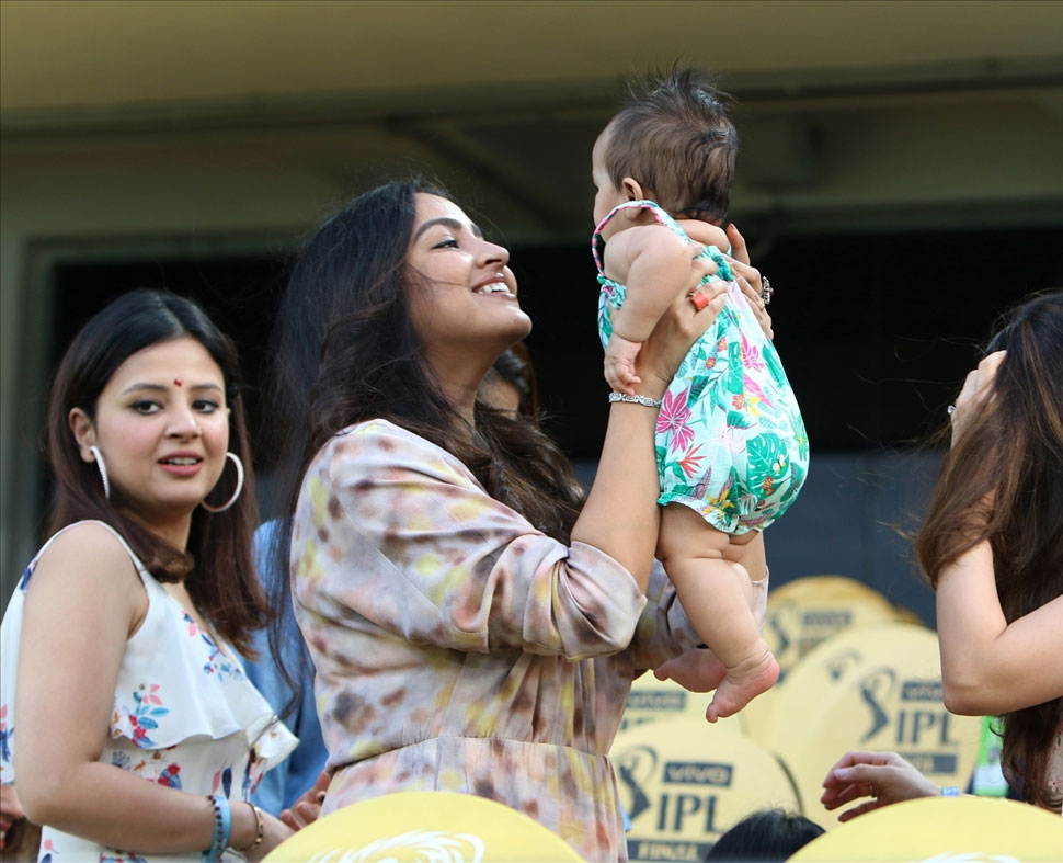 साक्षी धोनी और प्रियंका चौधरी cricketers wife in ipl final 2019