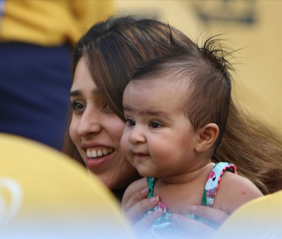 रितिका सजदेह अपनी बेटी समायरा के संग cricketers wife in ipl final 2019