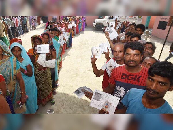 चुनाव आयोग ने कहा कि अंतिम मतदान प्रतिशत में वृद्धि हो सकती हैं क्योंकि कई जगहों पर अब भी मतदान हो रहा है.(फोटो सौजन्य: ANI)