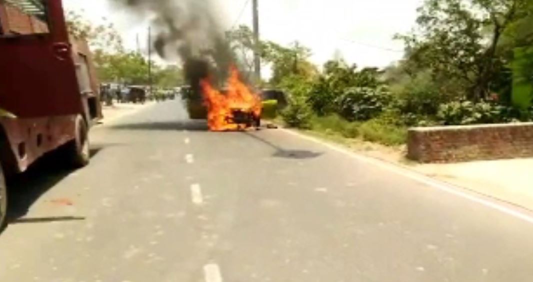 कैमूर: चलती कार में लगी आग, ड्राइवर ने कूद कर बचाई जान
