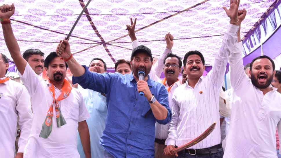 सनी देओल को बीजेपी ने गुरदासपुर से प्रत्याशी बनाया है. तस्वीर साभार: ANI सनी देओल को बीजेपी ने गुरदासपुर से प्रत्याशी बनाया है. तस्वीर साभार: ANI