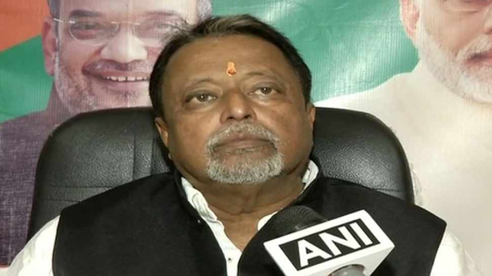 कोलकाता एयरपोर्ट पर ममता बनर्जी का पोस्टर देख बिफरे मुकुल रॉय, बोले- EC से करूंगा शिकायत