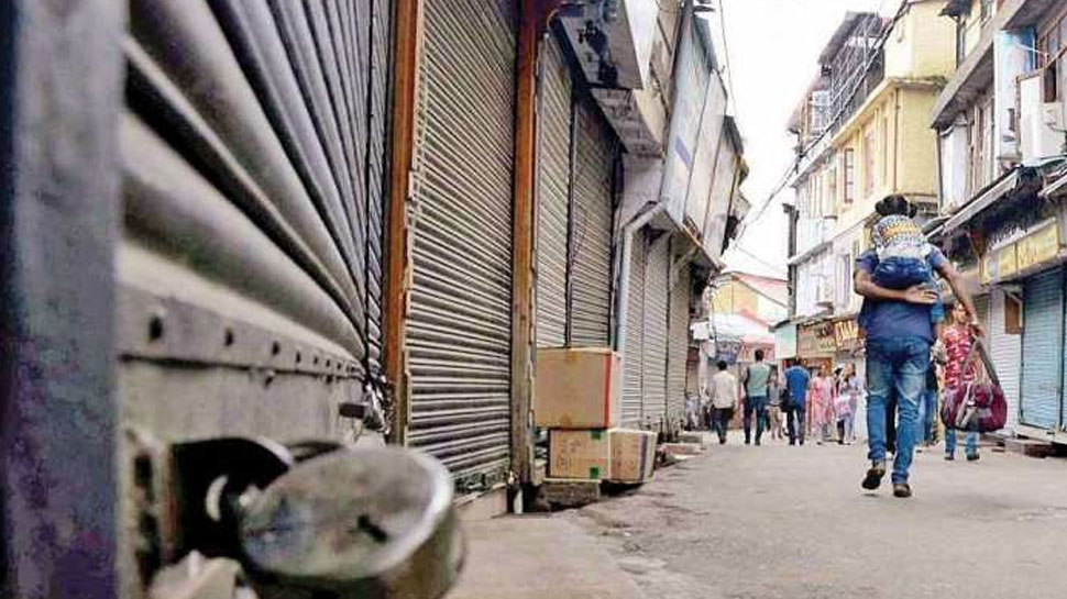 हड़ताल के कारण सार्वजनिक परिवहन भी प्रभावित रहे. हड़ताल के कारण सार्वजनिक परिवहन भी प्रभावित रहे.