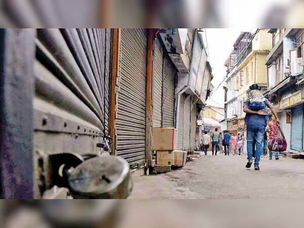 हड़ताल के कारण सार्वजनिक परिवहन भी प्रभावित रहे.