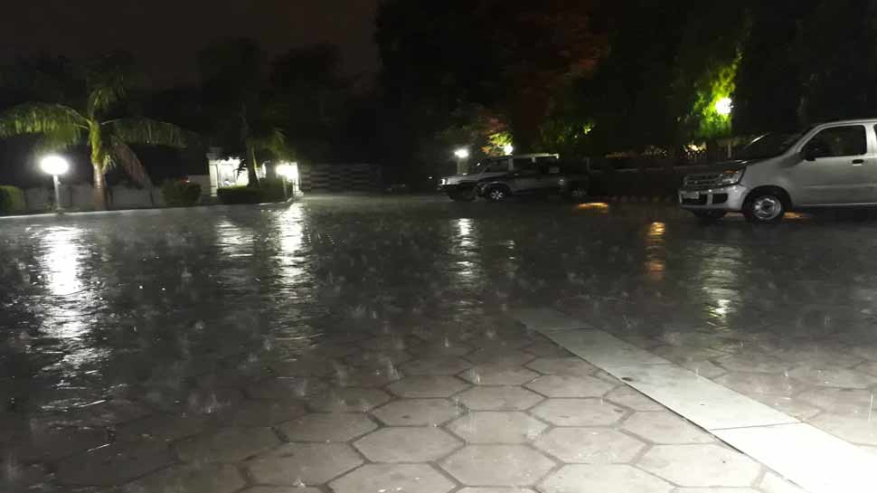 दिल्ली-NCR में बारिश ने लोगों को दिलाई गर्मी से राहत, दो दिन और पड़ सकती हैं बौछार