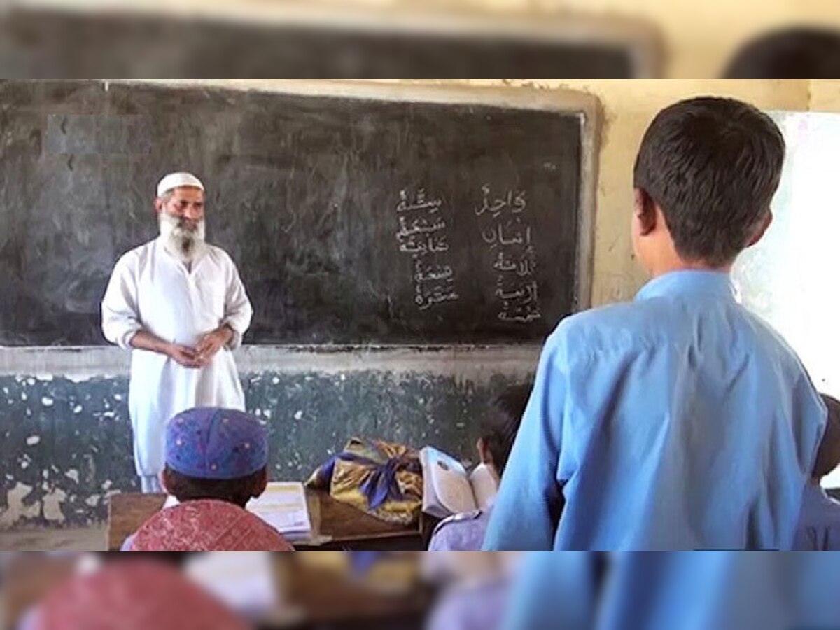 पाकिस्‍तान में 2000 से ज्‍यादा सरकारी टीचरों को 'चंद मिनटों' में कर दिया गया सस्‍पेंड