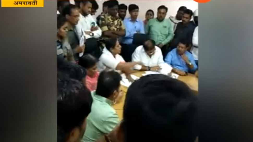 VIDEO: महाराष्ट्र में कांग्रेस MLA ने खोया आपा, भरी मीटिंग में अफसरों को देने लगीं गाली VIDEO: महाराष्ट्र में कांग्रेस MLA ने खोया आपा, भरी मीटिंग में अफसरों को देने लगीं गाली