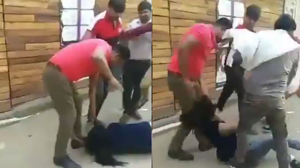 मेकअप आर्टिस्ट ने मांगी सैलरी, तो बीच सड़क पीटने लगा मालिक और उसके दोस्त, लोग बनाते रहे Video मेकअप आर्टिस्ट ने मांगी सैलरी, तो बीच सड़क पीटने लगा मालिक और उसके दोस्त, लोग बनाते रहे Video